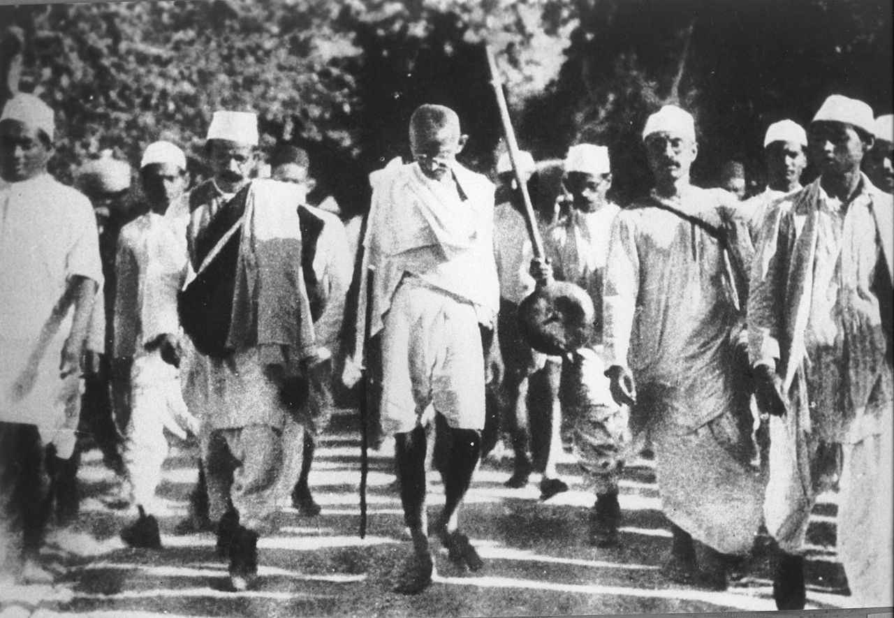 gandhi-walking